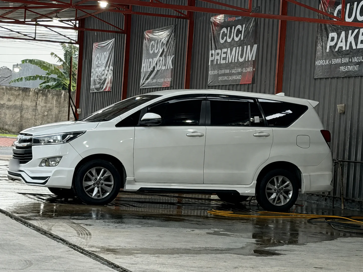 Toyota Innova Reborn putih dalam katalog kendaraan Genjos Holiday